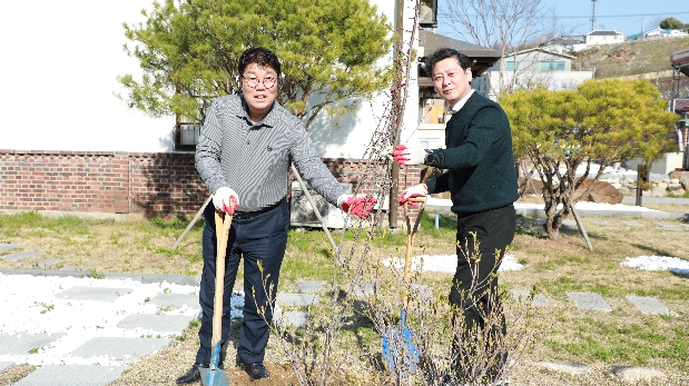 2024. 3. 21. 의원연구단체 \'영산강문화연구회\' 홍매화 식재